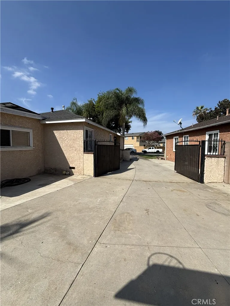 10614 Beak South Gate, CA 90280