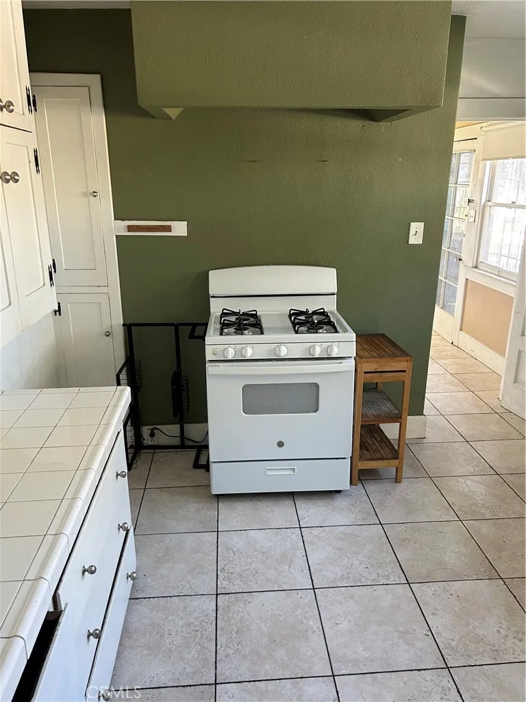 1184 Kenmore Los Angeles, CA 90029