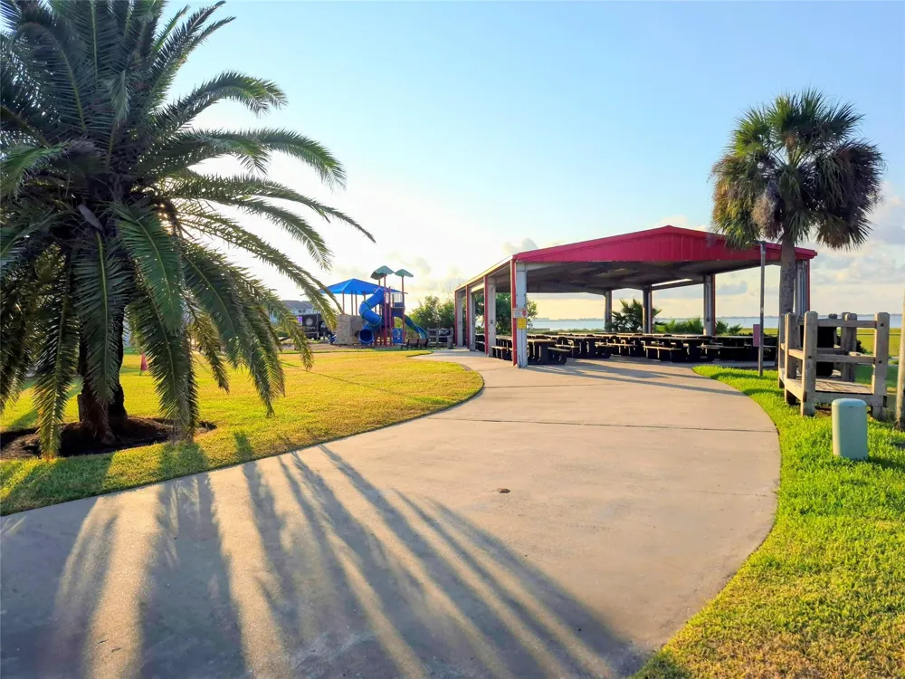 1318 Outrigger Tiki Island, TX 77554