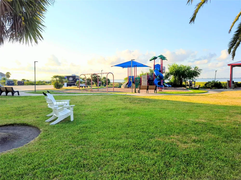 1318 Outrigger Tiki Island, TX 77554