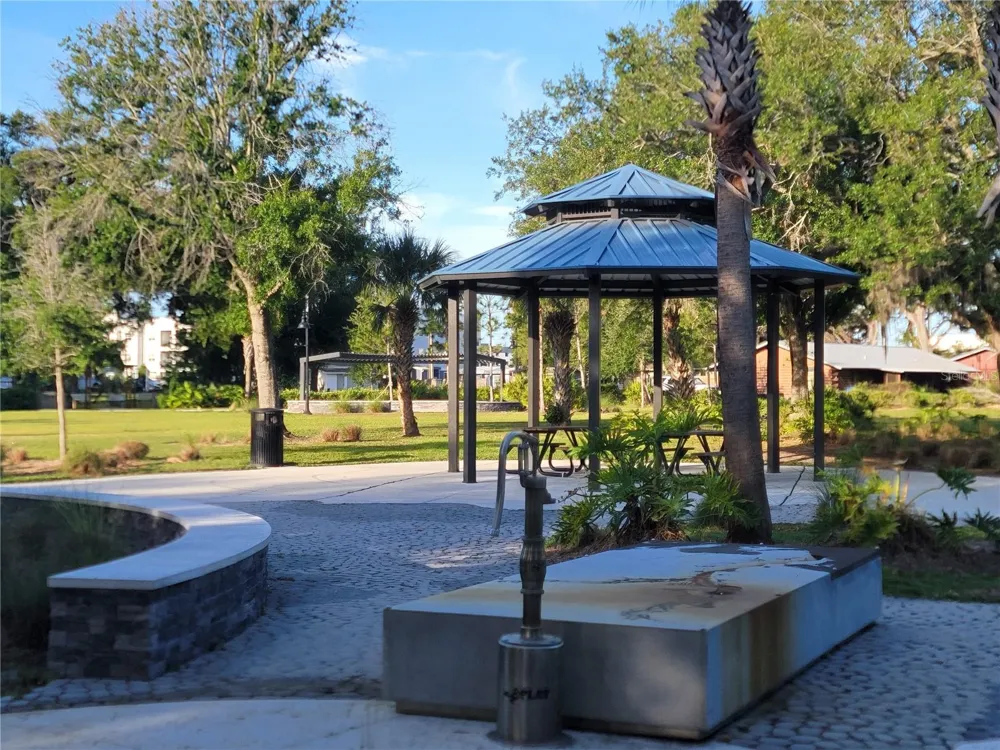 516 1ST AVENUE E Bradenton, FL 34208