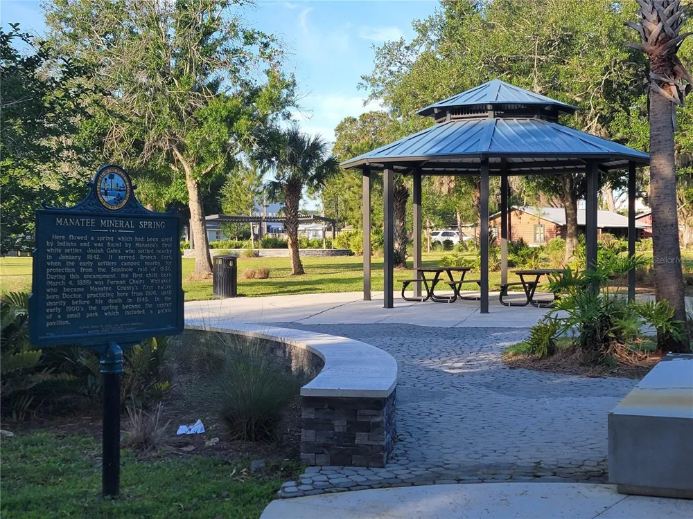 516 1ST AVENUE E Bradenton, FL 34208