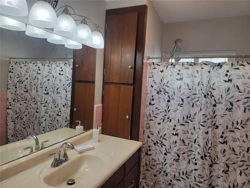 516 1ST AVENUE E Bradenton, FL 34208
