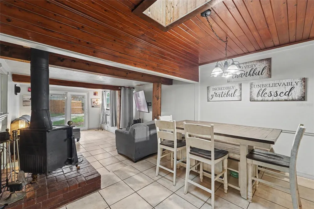 6190 2ND AVENUE S St Petersburg, FL 33707