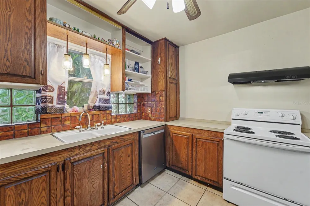 6190 2ND AVENUE S St Petersburg, FL 33707