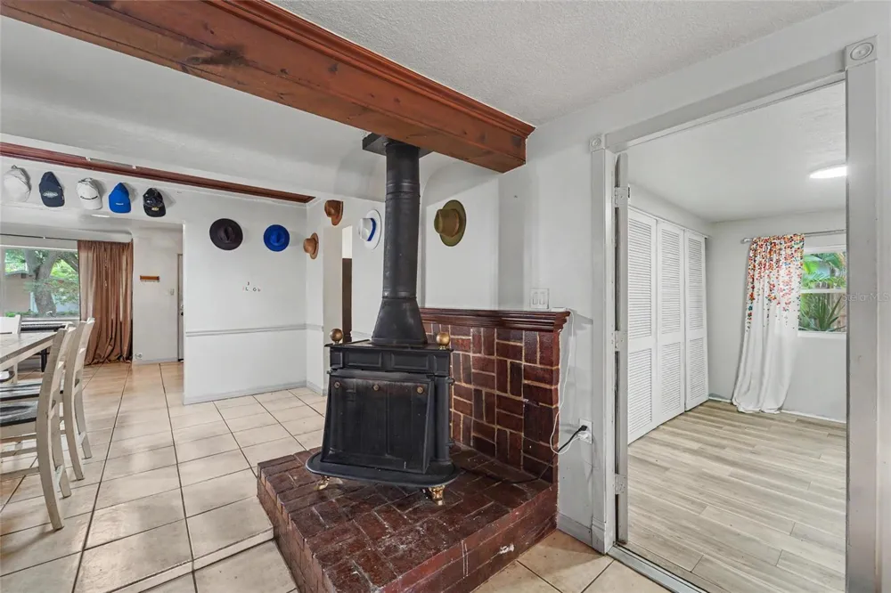 6190 2ND AVENUE S St Petersburg, FL 33707