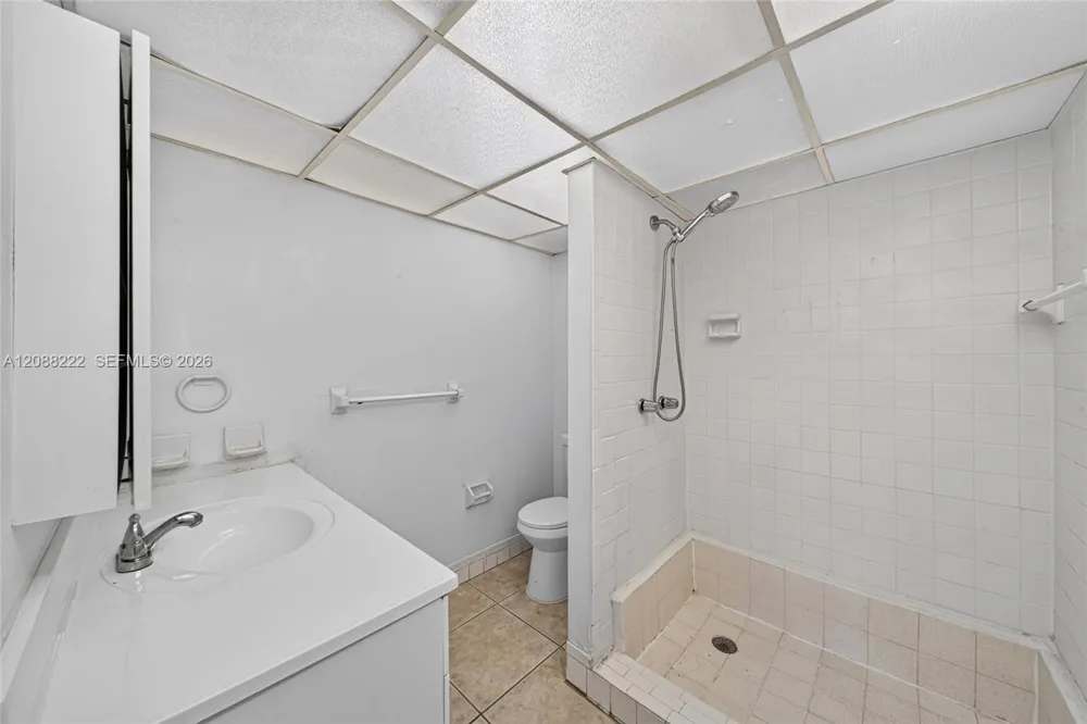 10000 NW 80th Ct #2432 Hialeah Gardens, FL 33016