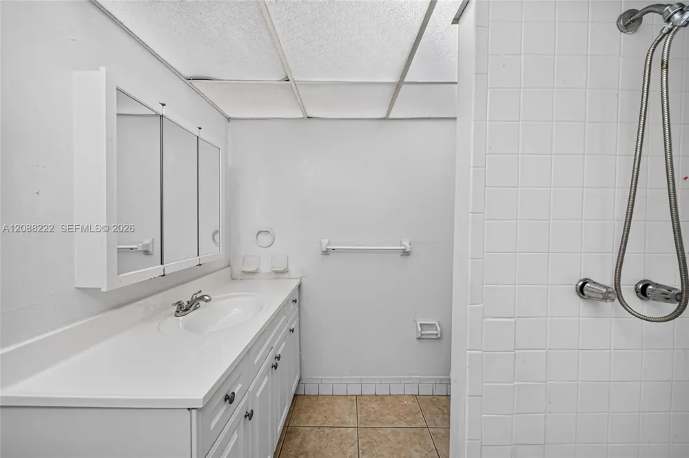10000 NW 80th Ct #2432 Hialeah Gardens, FL 33016