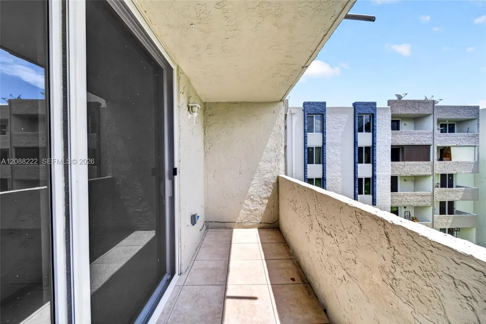 10000 NW 80th Ct #2432 Hialeah Gardens, FL 33016