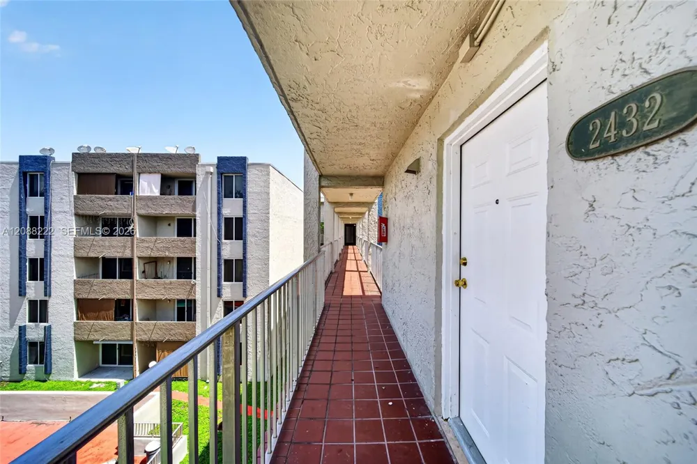 10000 NW 80th Ct #2432 Hialeah Gardens, FL 33016