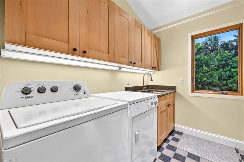 6425 Pine Avenue Sanibel, FL 33957