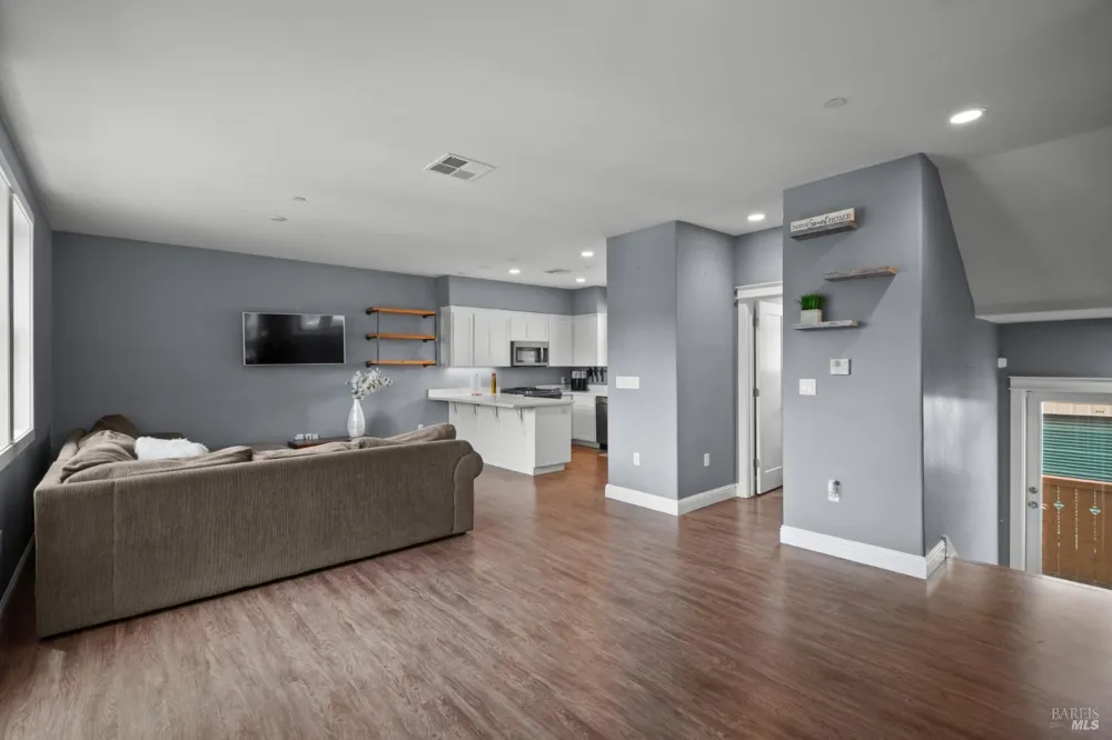 1593 Cali Lane Healdsburg, CA 95448