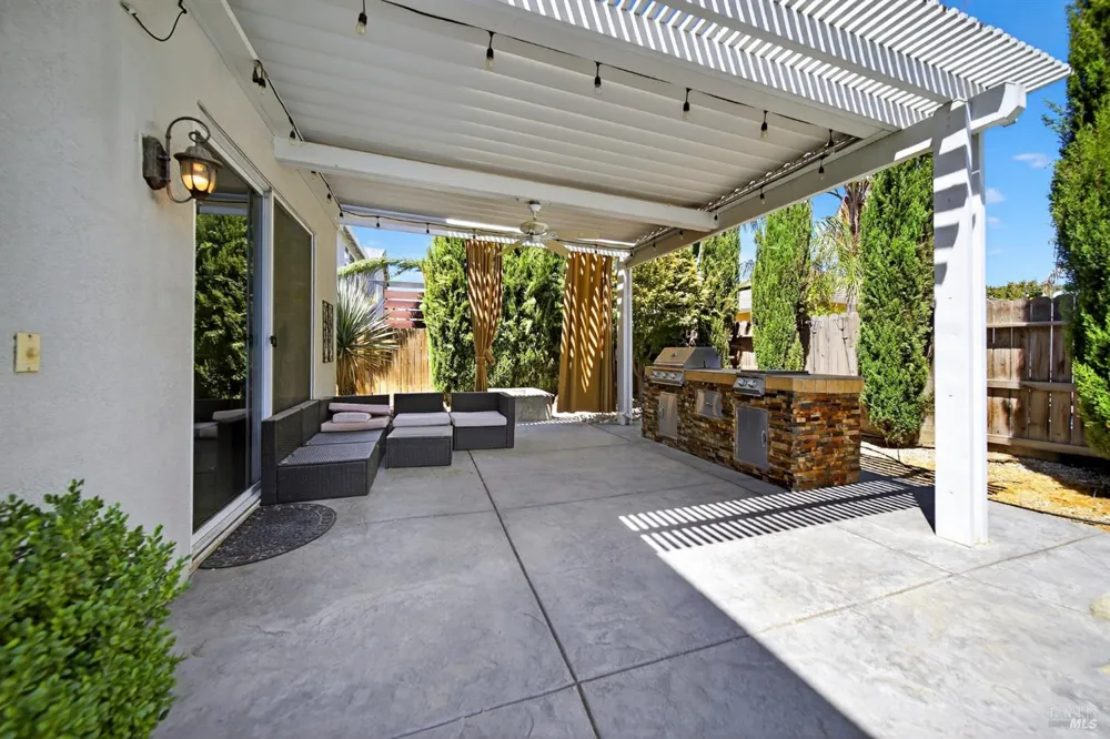 3034 W Clinton Court Visalia, CA 93291