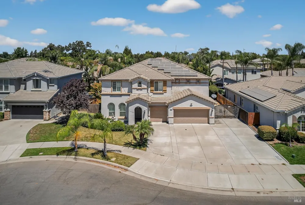 3034 W Clinton Court Visalia, CA 93291