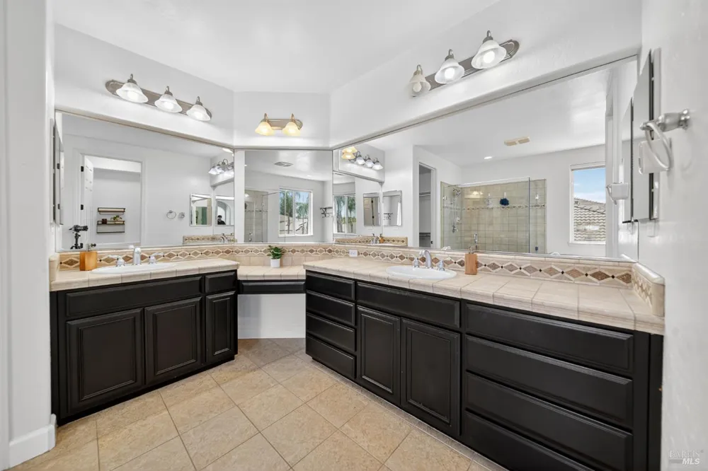 3034 W Clinton Court Visalia, CA 93291