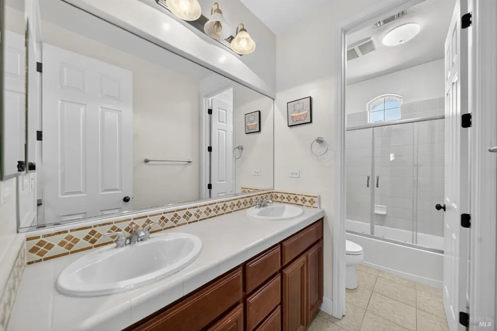 3034 W Clinton Court Visalia, CA 93291