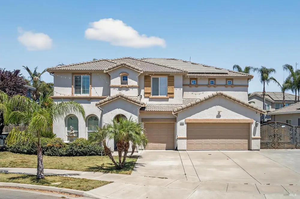 3034 W Clinton Court Visalia, CA 93291