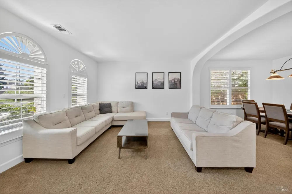 3034 W Clinton Court Visalia, CA 93291