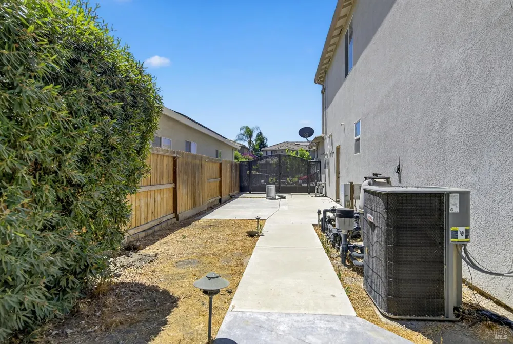 3034 W Clinton Court Visalia, CA 93291