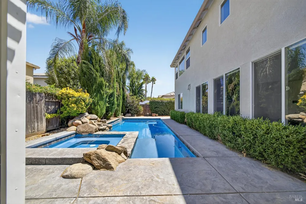 3034 W Clinton Court Visalia, CA 93291