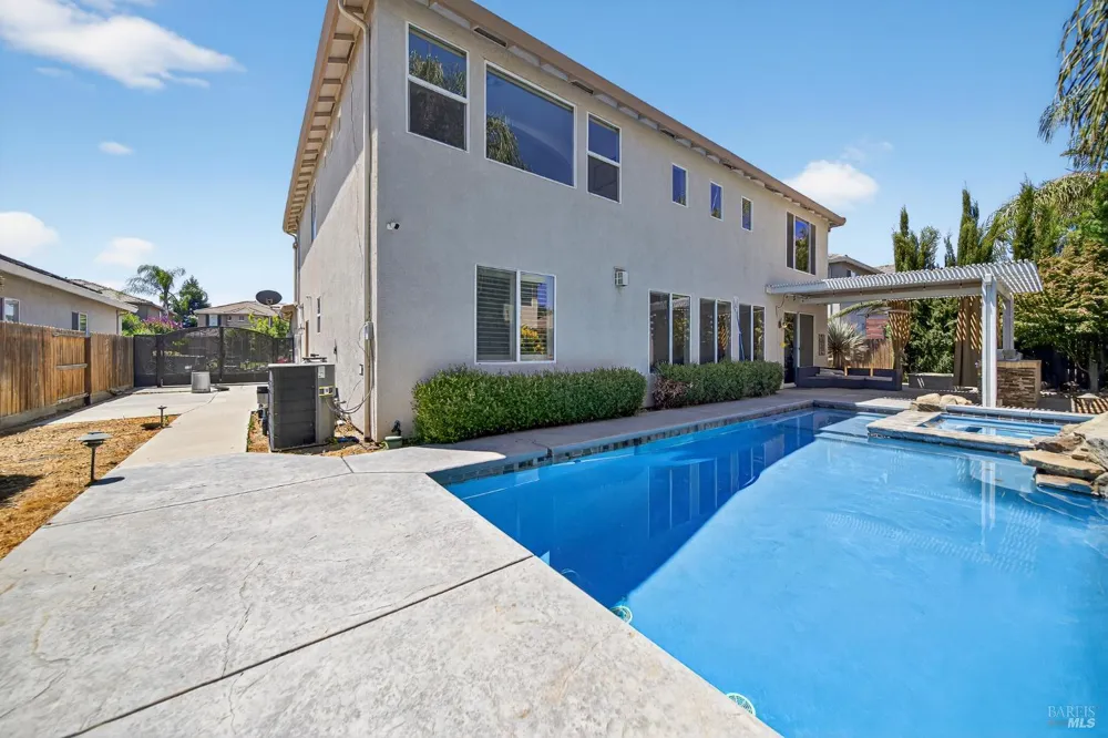 3034 W Clinton Court Visalia, CA 93291