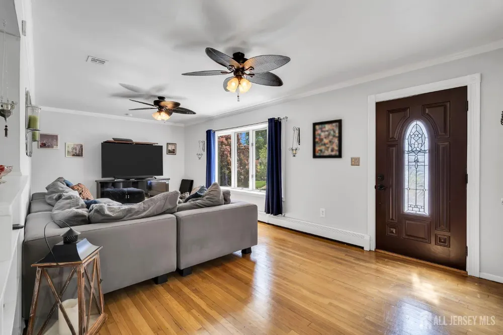 35 Richard Terrace Middletown, NJ 07748