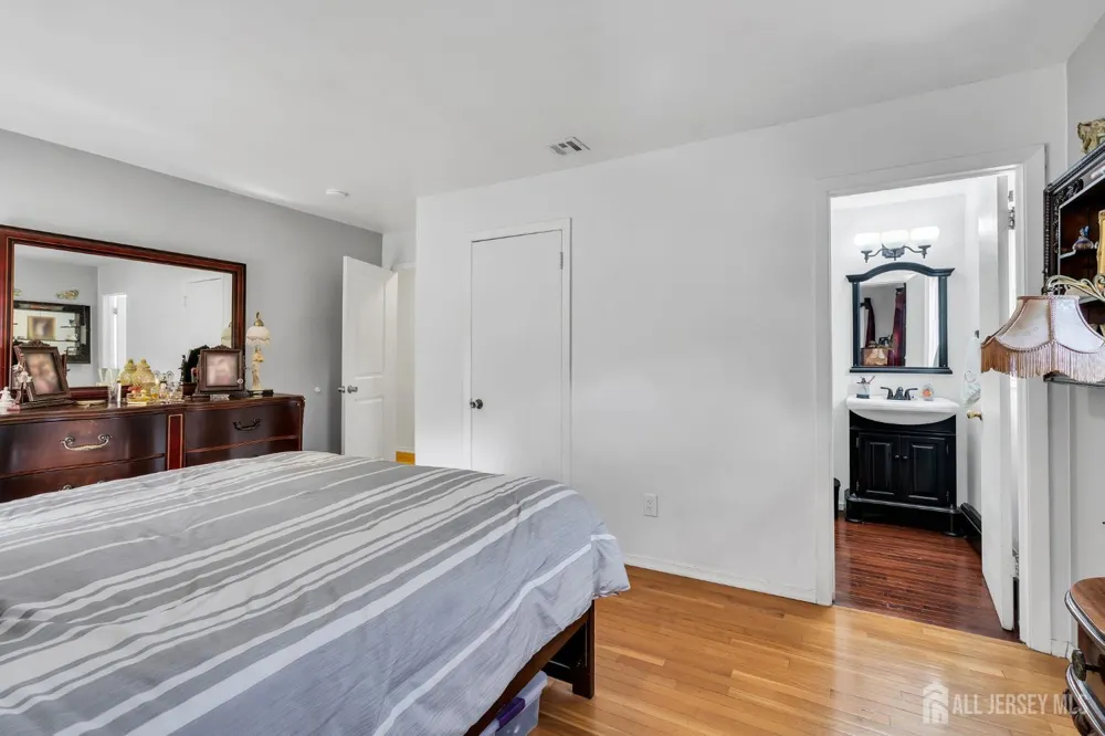 35 Richard Terrace Middletown, NJ 07748