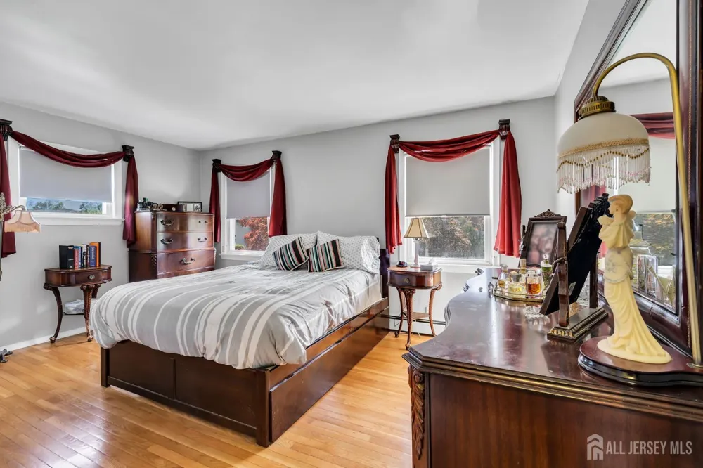 35 Richard Terrace Middletown, NJ 07748