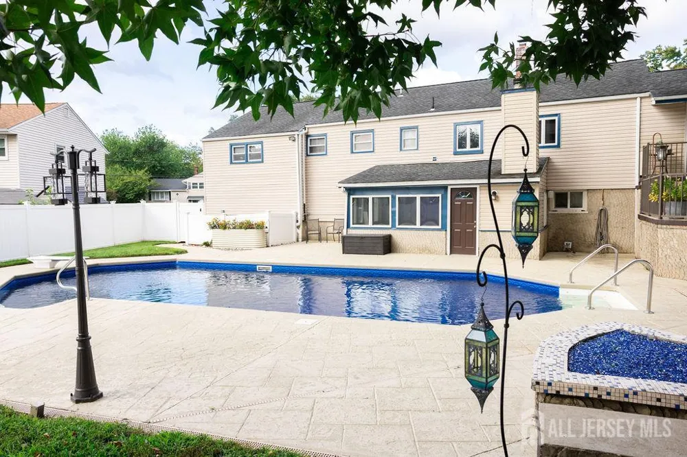 35 Richard Terrace Middletown, NJ 07748