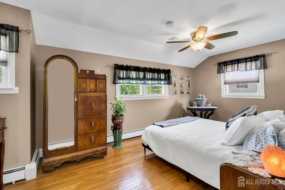 35 Richard Terrace Middletown, NJ 07748