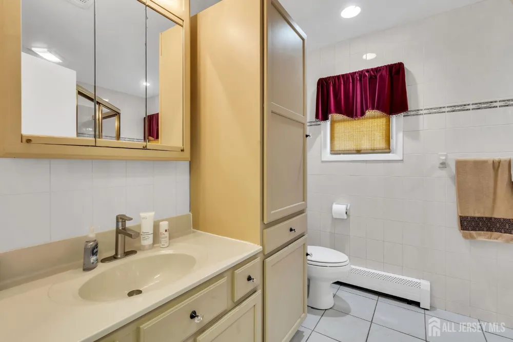 35 Richard Terrace Middletown, NJ 07748