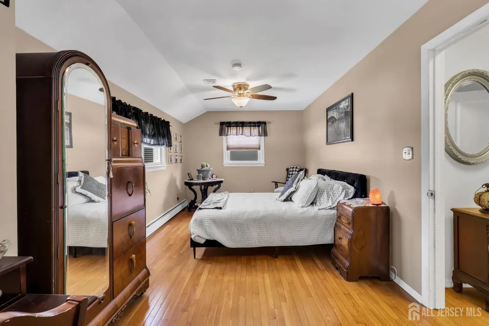 35 Richard Terrace Middletown, NJ 07748