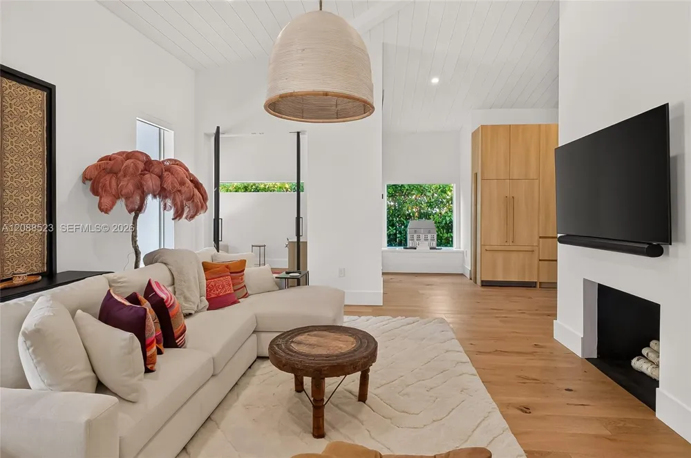2342 SW 25th Ter Miami, FL 33133