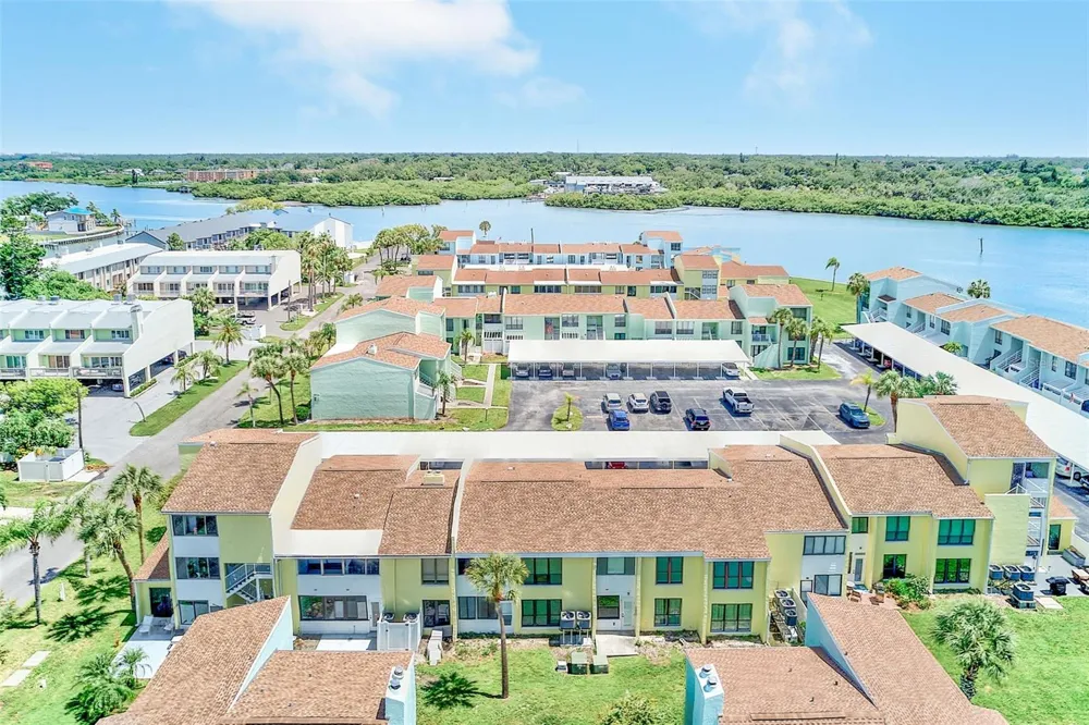 1 WINDRUSH BOULEVARD #77 Indian Rocks Beach, FL 33785