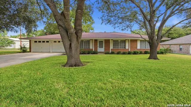 1702 CHESTNUT ST Floresville, TX 78114
