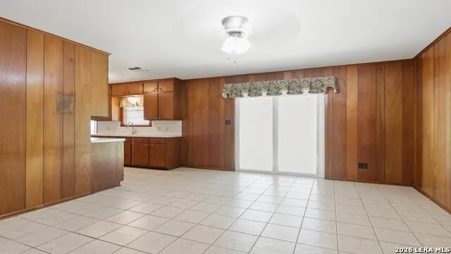 1702 CHESTNUT ST Floresville, TX 78114