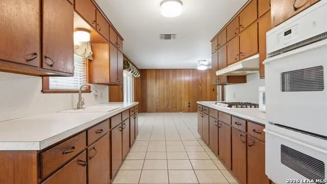 1702 CHESTNUT ST Floresville, TX 78114
