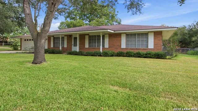 1702 CHESTNUT ST Floresville, TX 78114