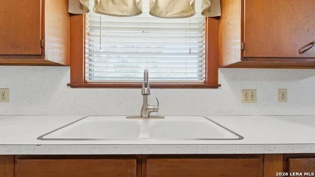 1702 CHESTNUT ST Floresville, TX 78114