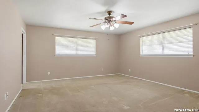 1702 CHESTNUT ST Floresville, TX 78114