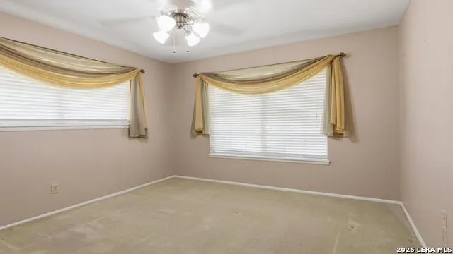 1702 CHESTNUT ST Floresville, TX 78114