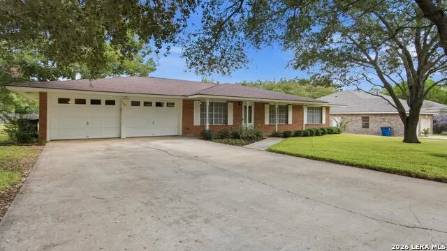 1702 CHESTNUT ST Floresville, TX 78114
