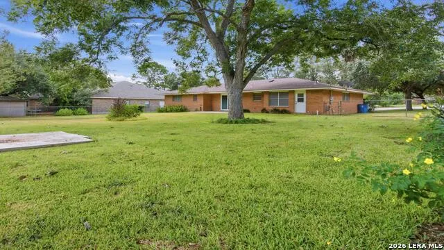 1702 CHESTNUT ST Floresville, TX 78114