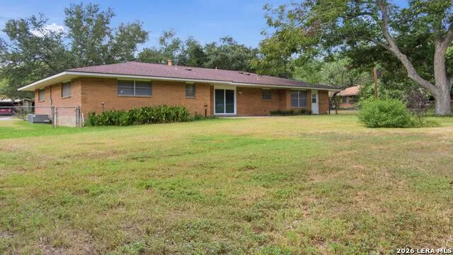 1702 CHESTNUT ST Floresville, TX 78114