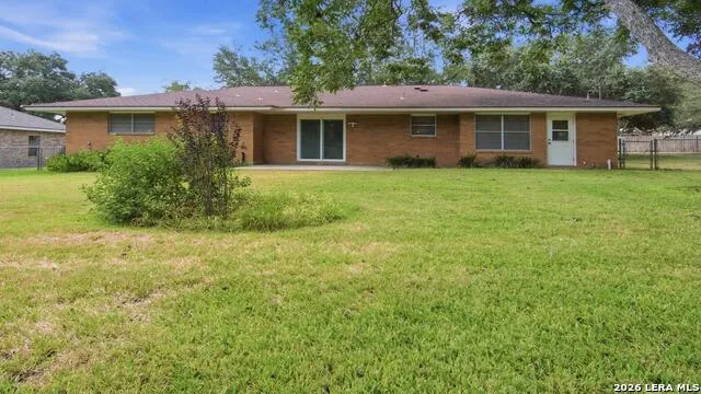 1702 CHESTNUT ST Floresville, TX 78114