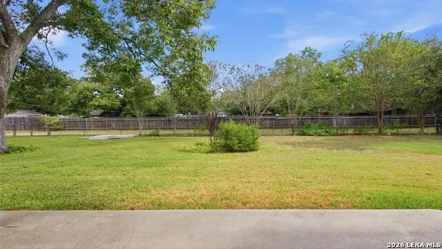 1702 CHESTNUT ST Floresville, TX 78114