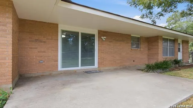 1702 CHESTNUT ST Floresville, TX 78114