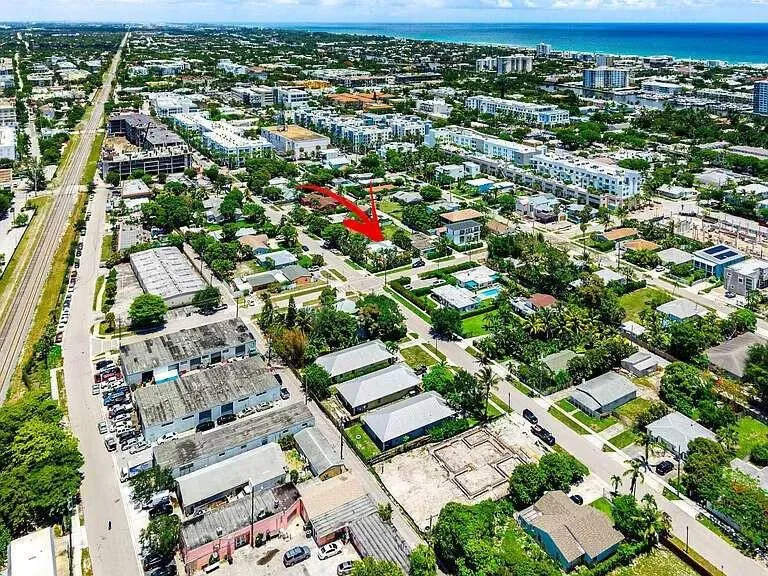 247 SE 3RD AVENUE Delray Beach, FL 33483