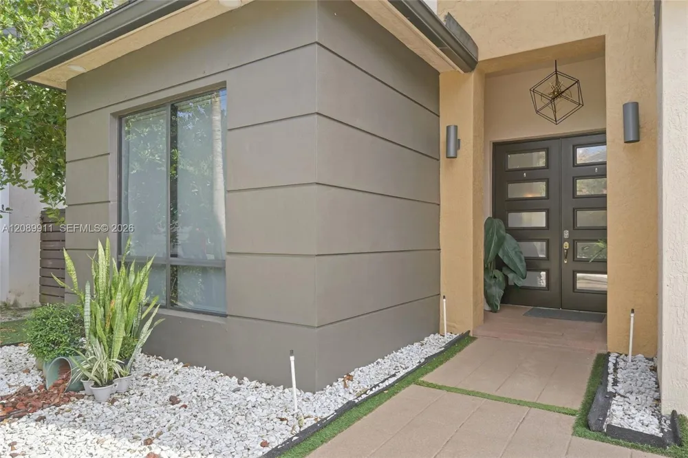 15932 SW 136th Way Miami, FL 33196