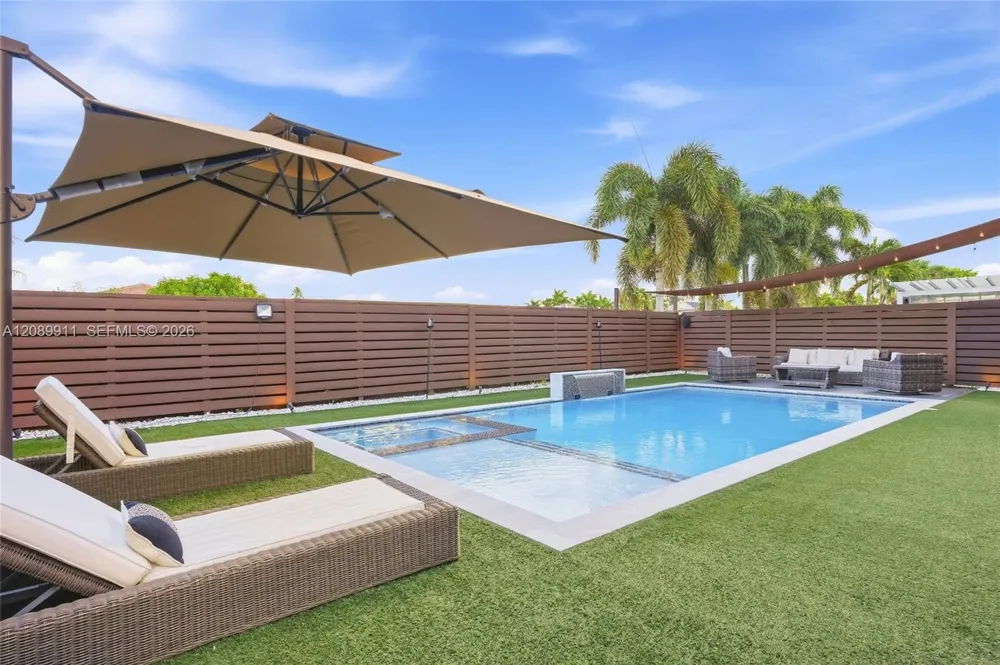 15932 SW 136th Way Miami, FL 33196